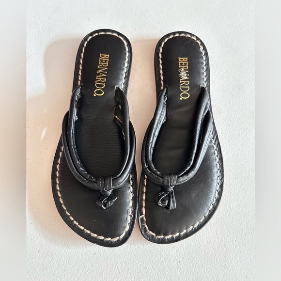 Bernardo Black Leather Women's Sandals Size 4-5 - Picture 1 of 10